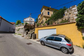 Mediterranes Apartment nur 500 Meter zum Strand mit Blick auf den Fluss Dubracina